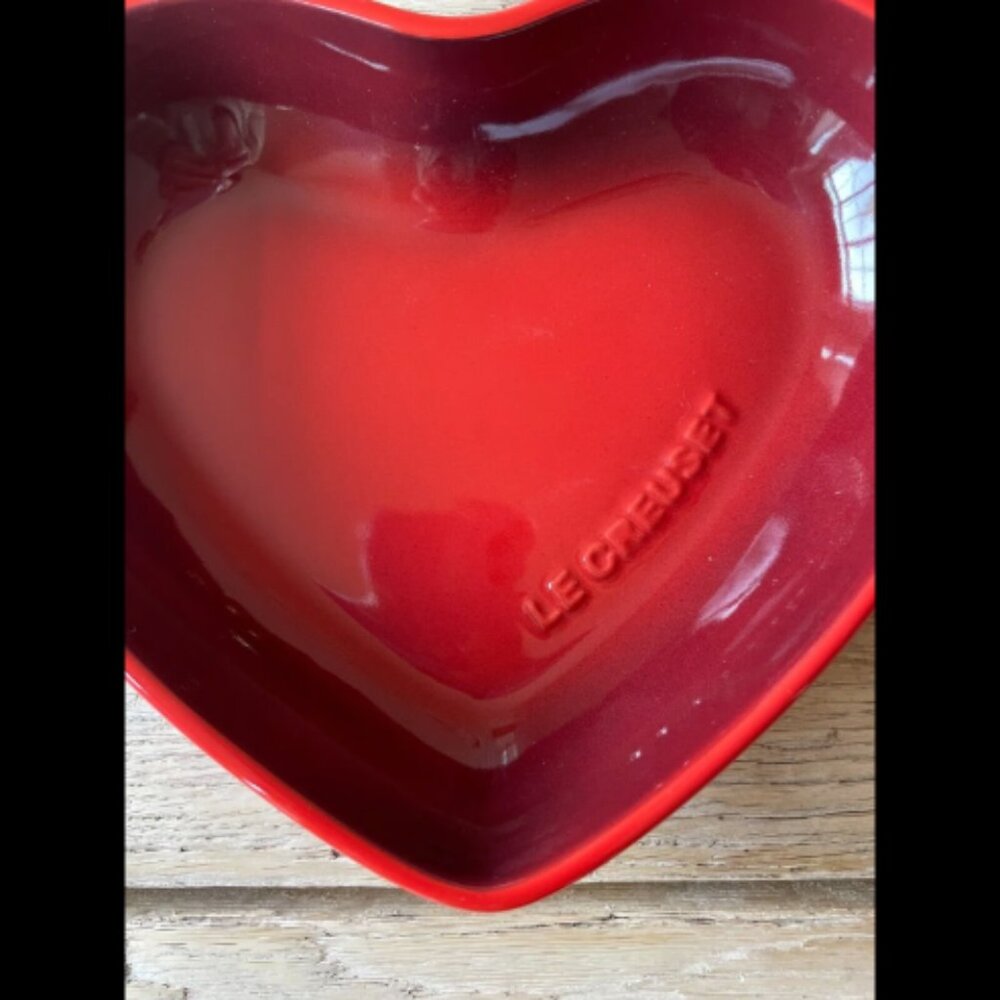 Le Creuset Stoneware Seoul 22 oz 650 ml Sphere Heart Bowl Cerise Cherry Red NEW - Picture 4 of 10